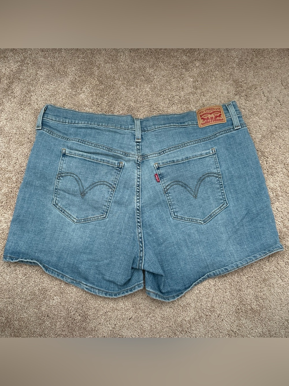 Levi’s Mid Length Shorts - Picture 2 of 5